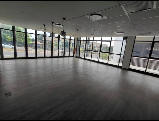 1,005M² OFFICE TO LET IN BRYANSTON